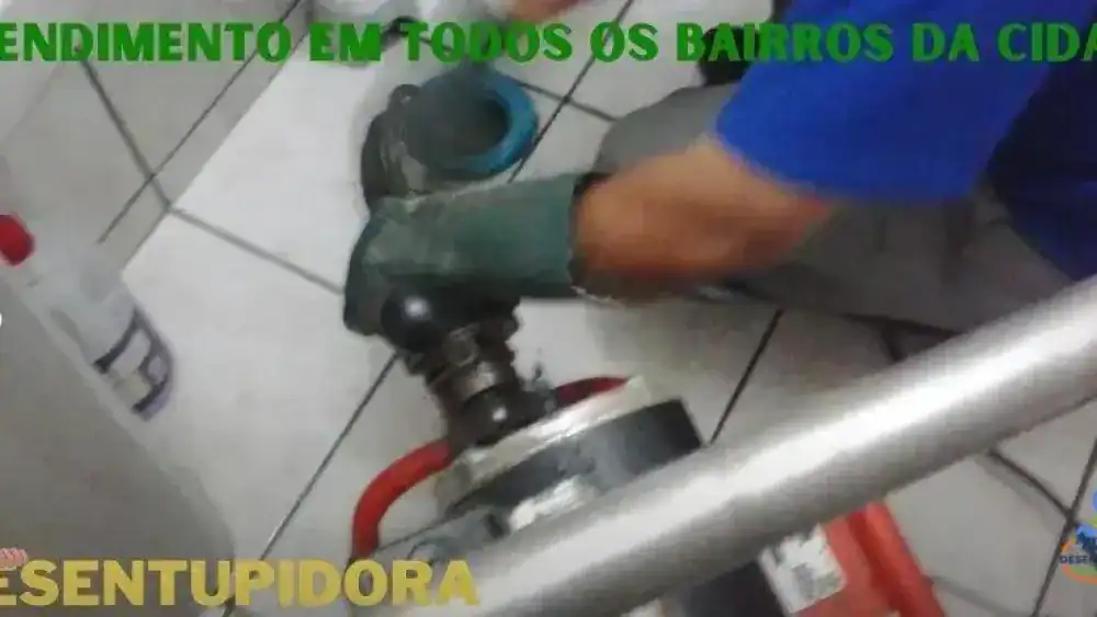 Equipamento usado no desentupimento de pia em residência em Curitiba