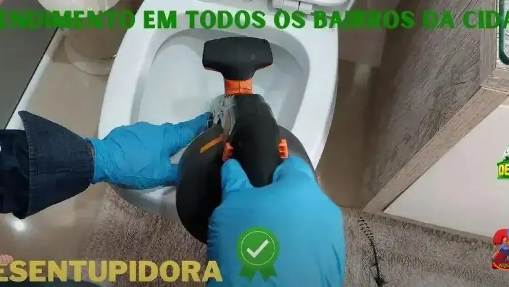 Detalhe de ralo entupido antes do desentupimento em Curitiba