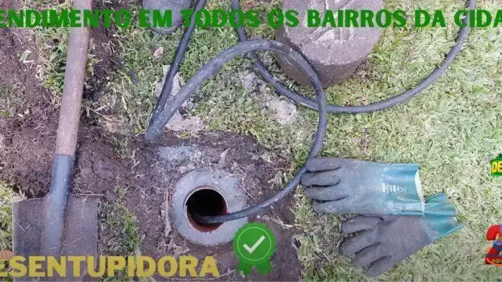 Equipamento de hidrojateamento realizando desentupimento de tubulação em Curitiba
