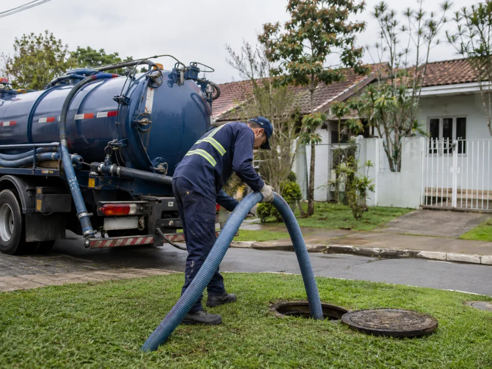 Caminhão limpa fossa realizando esgotamento de fossa séptica residencial em Curitiba