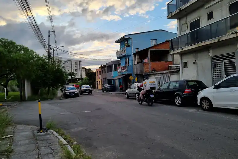 Rua residencial na Cidade Industrial de Curitiba (CIC)