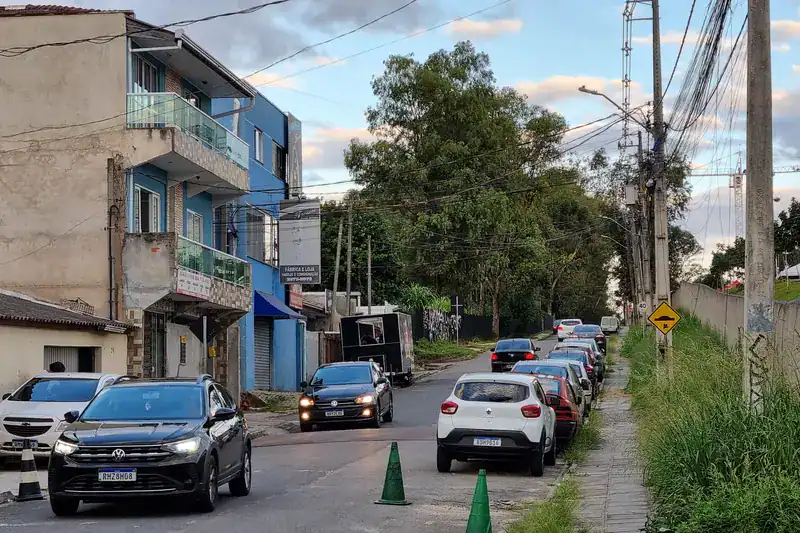 Rua com movimento de veículos na Cidade Industrial de Curitiba (CIC)